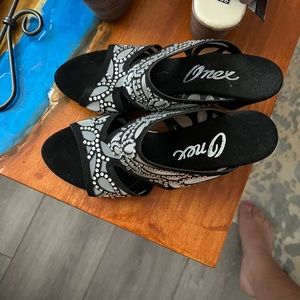 Onex Sandler size 7 never worn